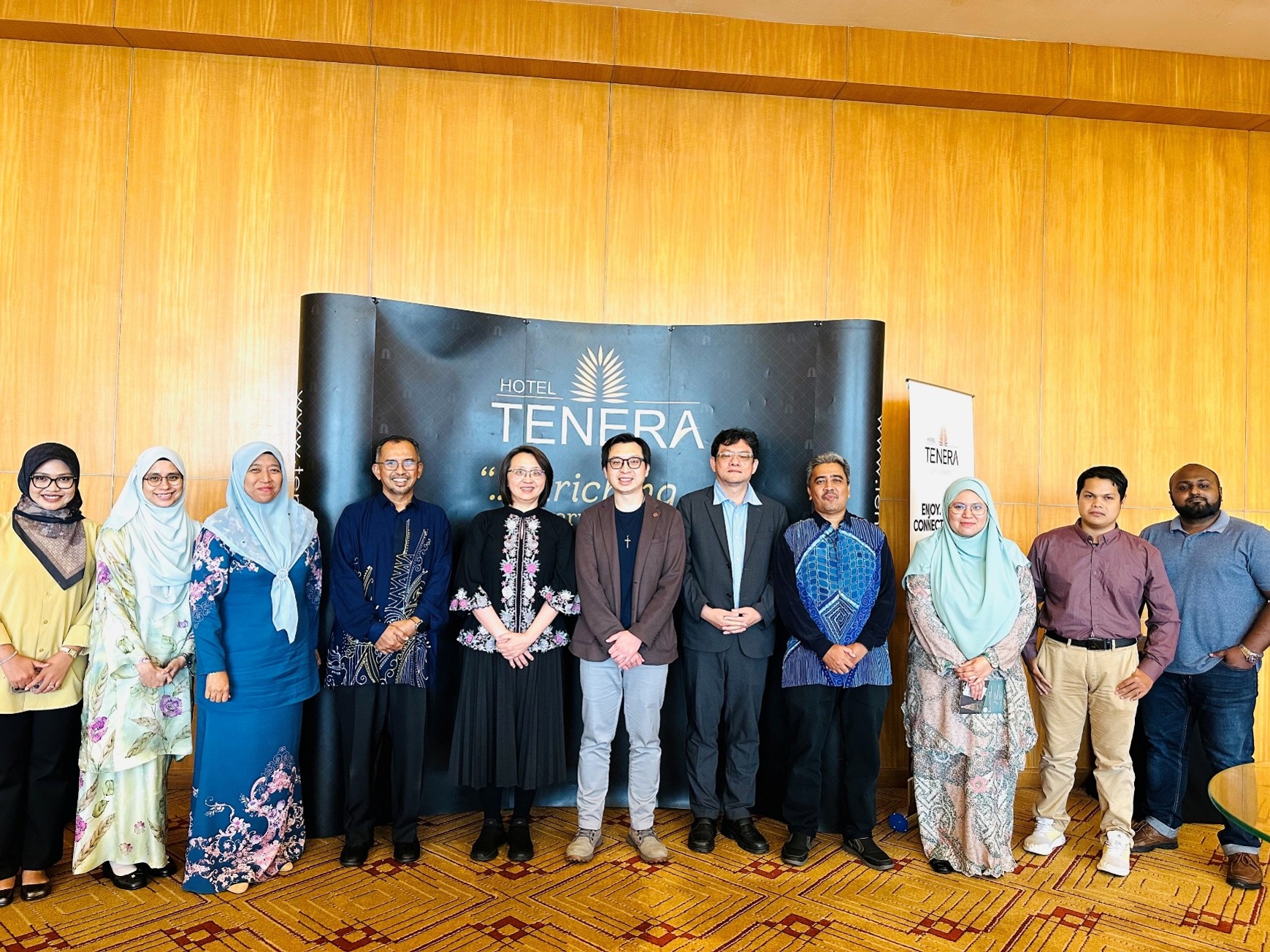 於 UKM 談合作合照